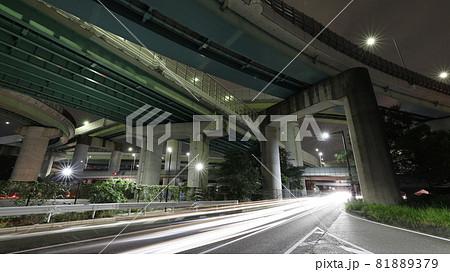 名古屋第二環状自動車道本線と支線を接続する名古屋市の上社ジャンクションの夜景と、車の光跡 名古屋第二環状自動車道本線と支線を接続する名古屋市の上社ジャンクションの夜景と、車の光跡 81889379