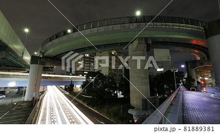 名古屋第二環状自動車道本線と支線を接続する名古屋市の上社ジャンクションの夜景と、車と市営地下鉄の光跡 81889381