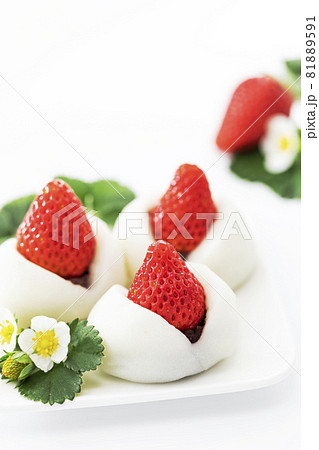 まるごとイチゴを乗せたイチゴ大福_縦カット 81889591