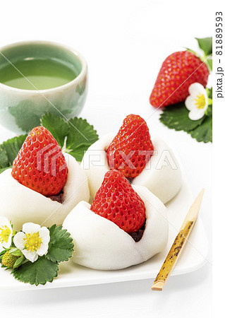 まるごとイチゴを乗せたイチゴ大福_縦カット まるごとイチゴを乗せたイチゴ大福_縦カット 81889593