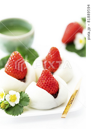 まるごとイチゴを乗せたイチゴ大福_縦カット まるごとイチゴを乗せたイチゴ大福_縦カット 81889594