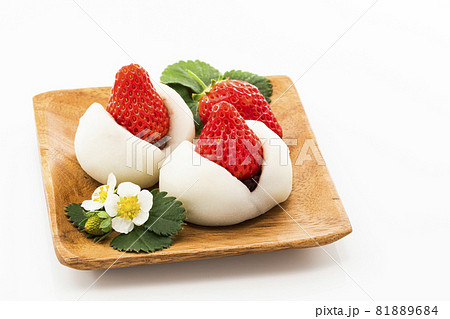 木の皿とまるごとイチゴを乗せたイチゴ大福 木の皿とまるごとイチゴを乗せたイチゴ大福 81889684