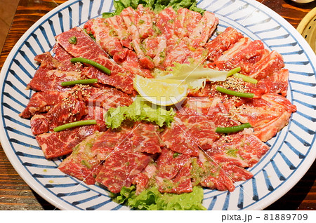 焼肉屋の大皿盛り合わせ肉 81889709