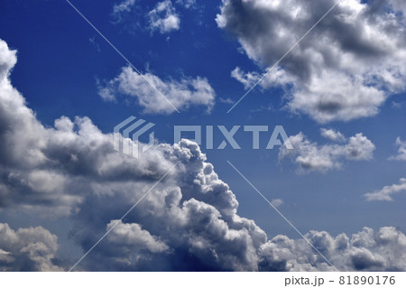 Blue and white cumulus clouds before a thunderstorm Blue and white cumulus clouds before a thunderstorm 81890176