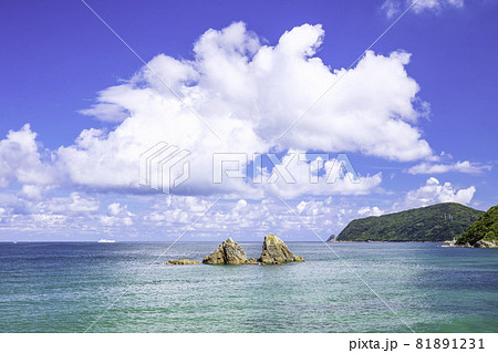 福岡県 糸島市  美しい二見ヶ浦の海と夫婦岩 81891231