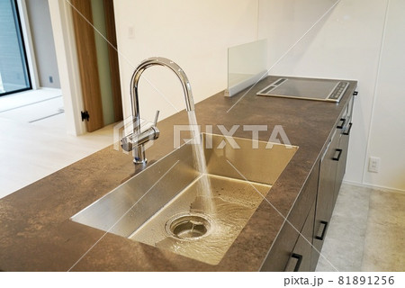 キッチンで水道の蛇口全開 キッチンで水道の蛇口全開 81891256