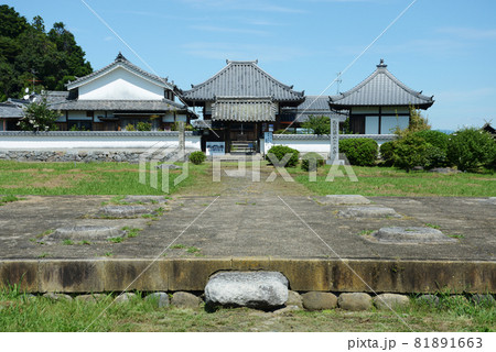 川原寺跡 中門跡から弘福寺を望む 奈良県明日香村 川原寺跡 中門跡から弘福寺を望む 奈良県明日香村 81891663