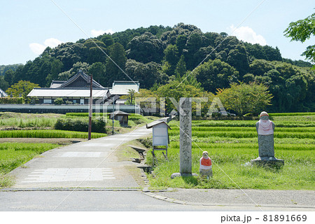 橘寺　東門参道入口　奈良県明日香村 81891669
