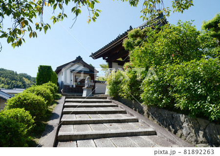 橘寺　東門参道　奈良県明日香村 81892263