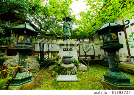 新緑の中の法泉寺 新緑の中の法泉寺 81892737