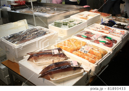 新鮮な魚介類の並ぶ魚市場 81893433