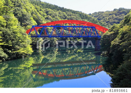 荒川峡風景　金丸大橋と米坂線鉄橋 81893661