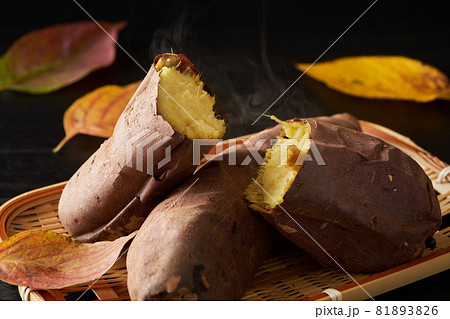 半分に割った焼き芋（紅あずま） 81893826