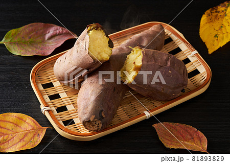 半分に割った焼き芋（紅あずま） 81893829