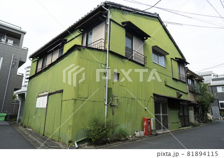 日本の古い住宅/緑色の家/緑色のトタン/二階建一軒家/土地/一戸建て/モルタルアパート/下宿 日本の古い住宅/緑色の家/緑色のトタン/二階建一軒家/土地/一戸建て/モルタルアパート/下宿 81894115