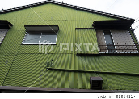 日本の古い住宅/緑色の家/緑色のトタン/二階建一軒家/土地/一戸建て/モルタルアパート/下宿 日本の古い住宅/緑色の家/緑色のトタン/二階建一軒家/土地/一戸建て/モルタルアパート/下宿 81894117