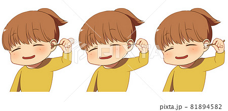 耳かきをする女性（竹・綿棒・梵天セット） 81894582