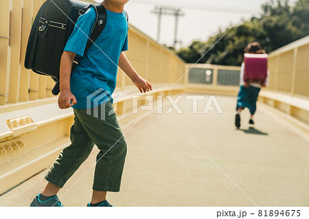 小学校低学年の下校 小学校低学年の下校 81894675