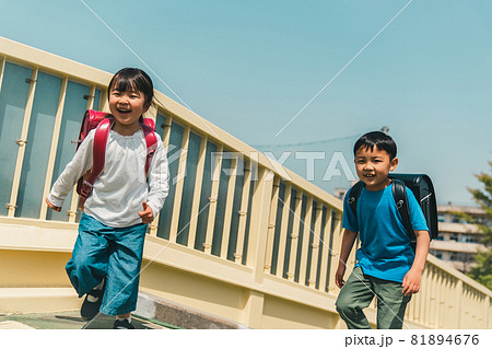 小学校低学年の下校 81894676