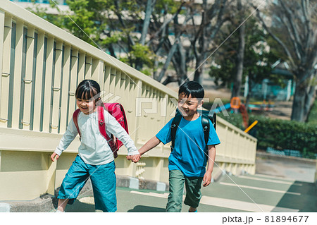 小学校低学年の下校 81894677