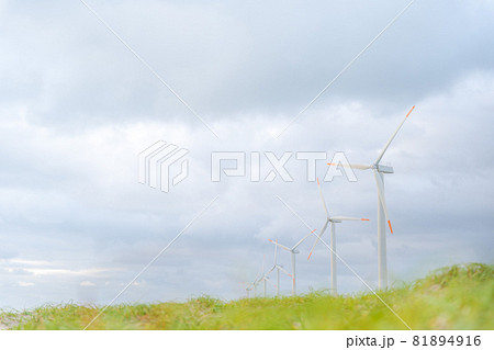 風力発電 青空 白い雲 風力発電 青空 白い雲 81894916