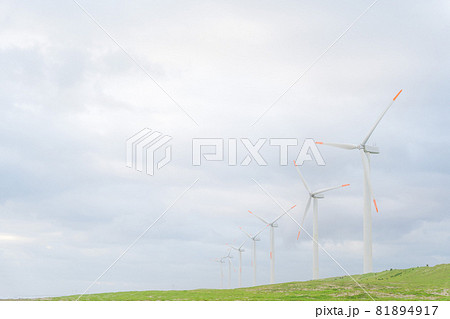 風力発電 青空 白い雲 風力発電 青空 白い雲 81894917