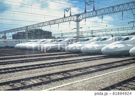 博多南駅に並ぶ新幹線（博多総業車両所） 81894924