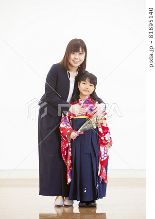 卒園式の親子 卒園式の親子 81895140