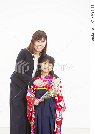 卒園式の親子 卒園式の親子 81895141