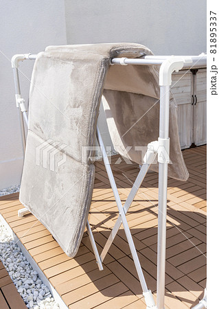 物干しに干されたマットレス 81895337