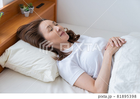 眠るシニア女性 眠るシニア女性 81895398