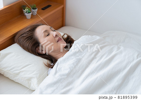 眠るシニア女性 眠るシニア女性 81895399