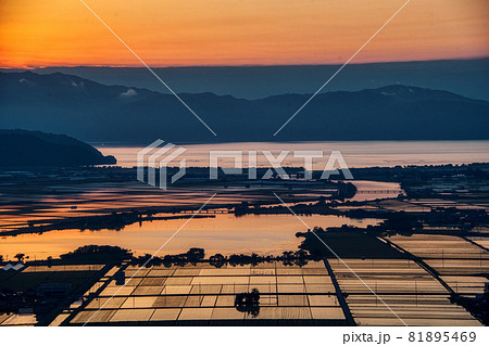 猪子山公園展望台からの夕焼けに染まる水田と夜景 81895469