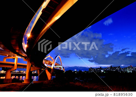 荒川、五色桜大橋と江北ジャンクションの夕景 荒川、五色桜大橋と江北ジャンクションの夕景 81895630