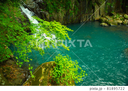 滝壺水面のエメラルドグリーンが印象的な下段の滝 81895722