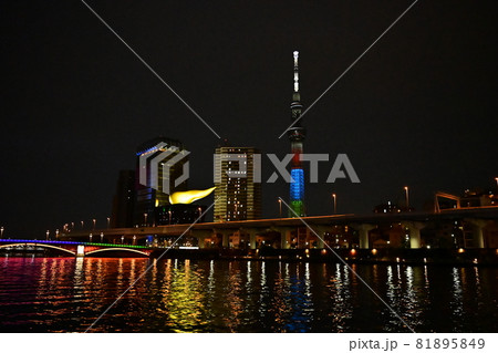 雨の東京隅田川夜景　水面に映る灯り　ライトアップされた吾妻橋とスカイツリー  81895849