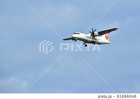 大阪国際空港　JAL　プロペラ機　飛行機　着陸態勢　千里川尻 81896048
