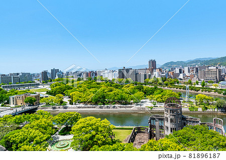 広島県広島市　晴天の原爆ドームと広島の街並み 81896187