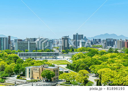 広島県広島市　晴天の広島平和記念公園と平和記念資料館 81896193