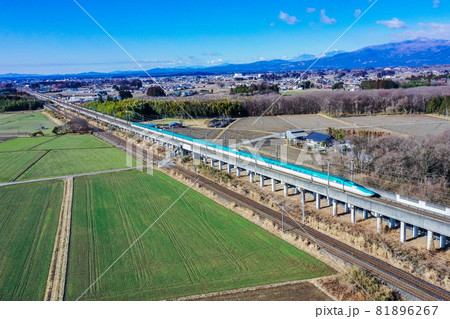 快晴の中那須高原を走る東北新幹線、東北新幹線と那須岳、ドローン写真、 81896267