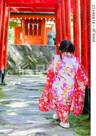 七五三　鳥居と後ろ姿 81896412