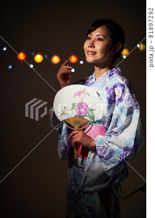 うちわを手に持つ浴衣の女性 うちわを手に持つ浴衣の女性 81897292
