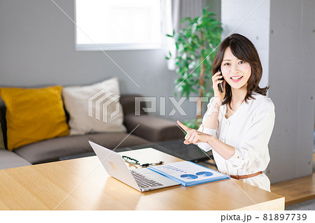 仕事の電話をする若い女性 81897739