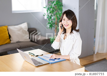 仕事の電話をする若い女性 81897755