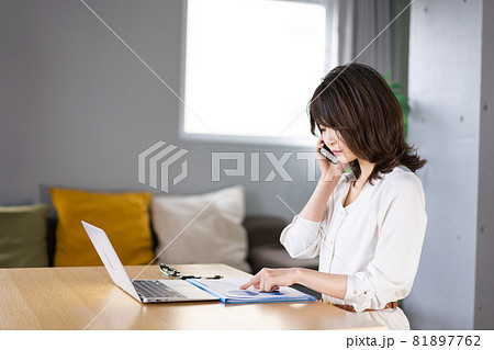 仕事の電話をする若い女性 仕事の電話をする若い女性 81897762
