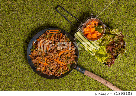 韓国風すき焼き　プルコギ　 Korean dish of grilled beef bulgogi 81898103