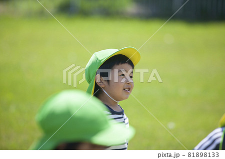 園庭で遊ぶ男の子 園庭で遊ぶ男の子 81898133