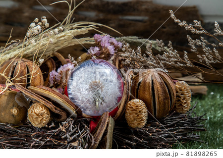 The freshness of Flower in crystal glass in the middle of dried flowers. The freshness of Flower in crystal glass in the middle of dried flowers. 81898265