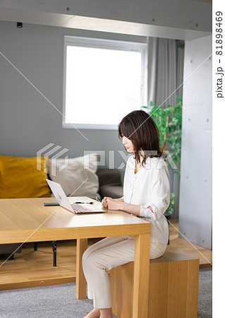 在宅勤務をする若いビジネスウーマン 在宅勤務をする若いビジネスウーマン 81898469