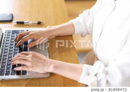 在宅勤務をする若いビジネスウーマン 在宅勤務をする若いビジネスウーマン 81898472